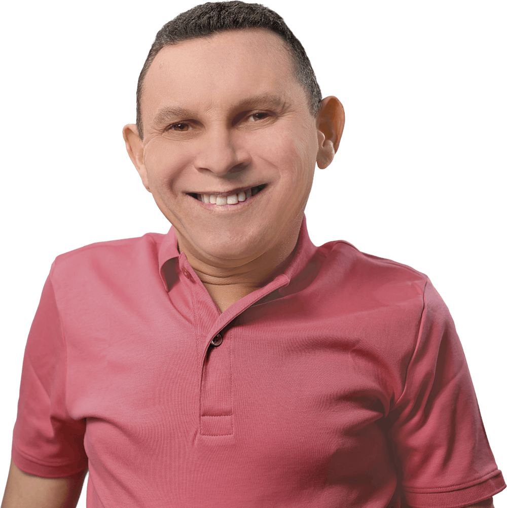 Mauro Eduardo sorrindo, de camisa polo rosa